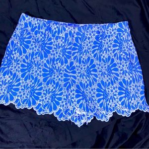 Loft blue floral scalloped shorts size 6.